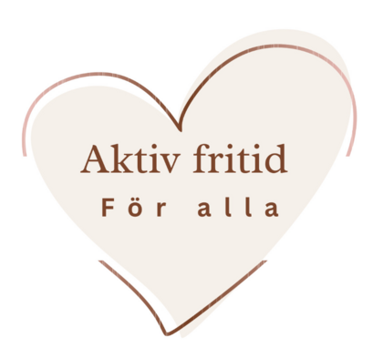 Ett hjärta med texten 'Aktiv fritid för alla' i bruna bokstäver mot ljus bakgrund.