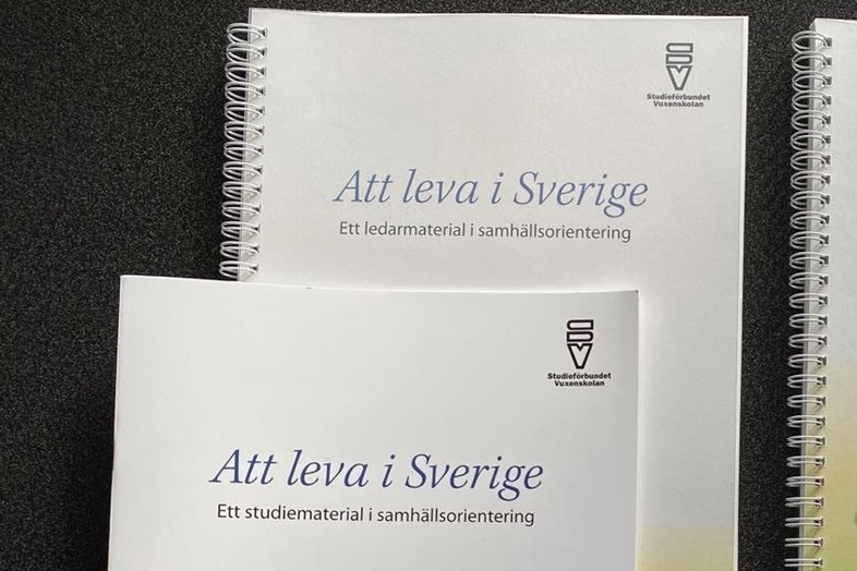 Fyra svenska studiematerialböcker om att leva och må bra i Sverige, liggande på ett bord.