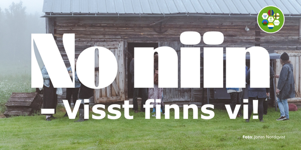 Texten 'No niin – Visst finns vi!' över en bild av en gammal träbyggnad med människor utanför.