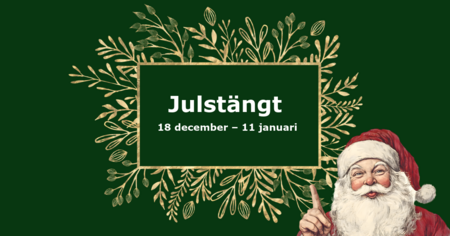 Grön julskylt med texten 'Julstängt 18 december – 11 januari' och illustration av tomte i hörnet.