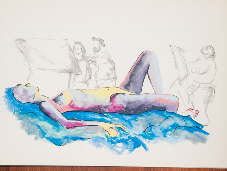 Färgstark krokiteckning av en liggande naken modell med konstnärer som tecknar i bakgrunden.