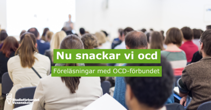 Föreläsning om OCD med många deltagare som sitter vända mot en talare längst fram i ett ljust rum.