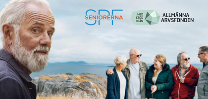En äldre person tittar mot kameran, i bakgrunden står en grupp seniorer vid havet och pratar, logotyper syns ovanför.