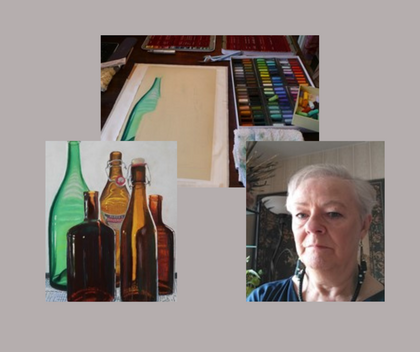 En konstnärlig arbetsyta med pastellkritor, en teckning av en grön flaska och en målning med flera flaskor.