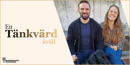 Två personer sitter på en bänk med en svart hund, texten 'En Tänkvärd kväll' och logotyp för Studieförbundet Vuxenskolan.