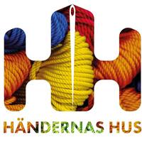 Logotyp för Händernas Hus med färgglada garntrådar och en stiliserad nål i mitten.