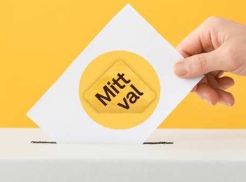 En hand lägger en röstsedel med texten 'Mitt val' i en vit valurna mot gul bakgrund.