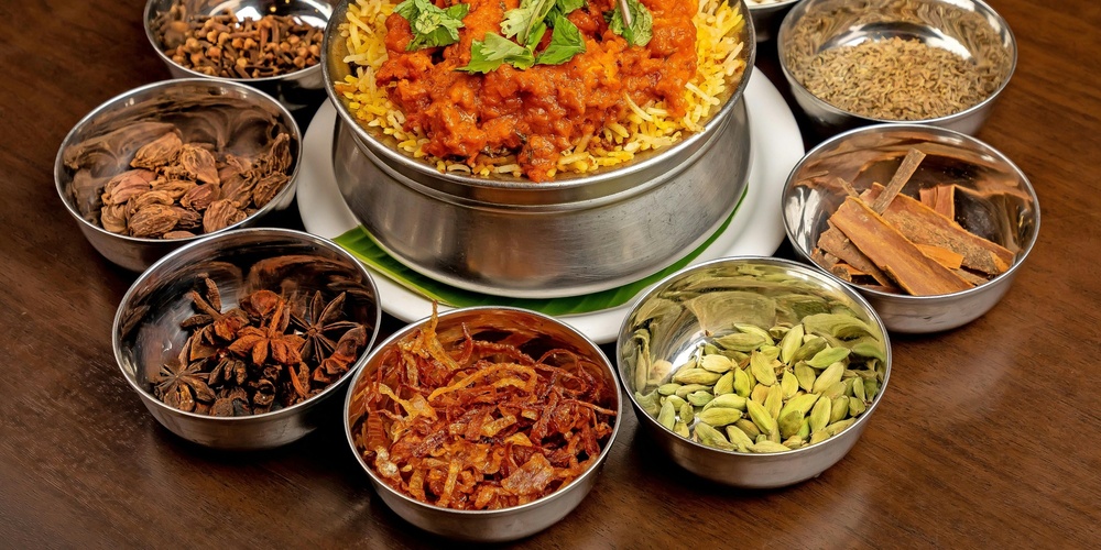 Indisk gryta och skålar med olika kryddor