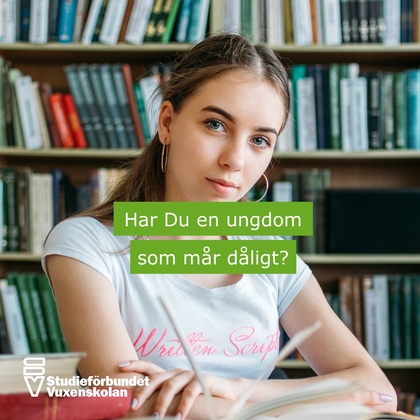 Ung kvinna sitter i ett bibliotek med böcker, text om ungdomars mående syns på bilden.