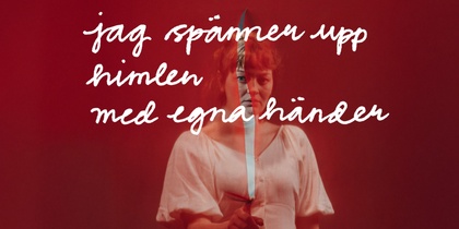 Person i ljus klänning håller en kniv mot bröstet framför röd bakgrund med handskriven svensk text.