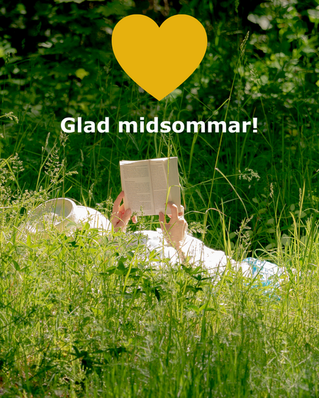 Person ligger i gräset och läser en bok, med texten 'Glad midsommar!' och ett gult hjärta ovanför.