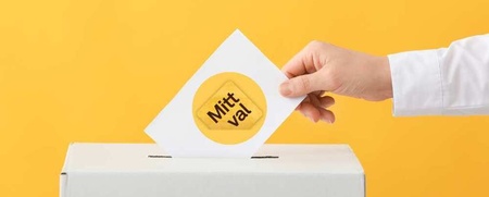 En hand lägger en röstsedel med texten 'Mitt val' i en vit valurna mot gul bakgrund.