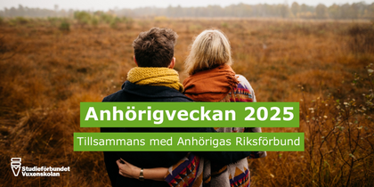 Två personer med ryggarna mot kameran kramas och ser ut över ett höstlandskap. Text om Anhörigveckan 2025.