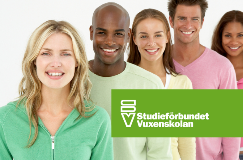Fem leende vuxna står i rad, med logotypen för Studieförbundet Vuxenskolan i förgrunden.