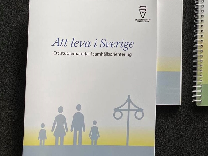 Fyra svenska studiematerialböcker om att leva och må bra i Sverige, liggande på ett bord.