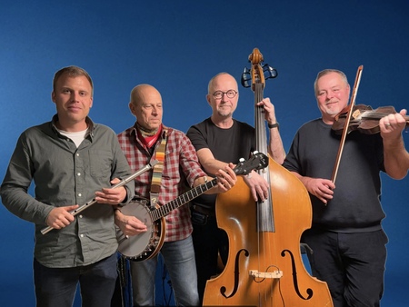 Fyra män står mot en blå bakgrund och spelar olika musikinstrument: tvärflöjt, banjo, kontrabas och fiol.