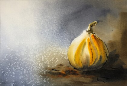 Akvarellmålning av en gul lök på ett bord med mjuk, diffus bakgrund i blått och brunt.