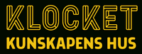 Texten 'KLOCKET KUNSKAPENS HUS' i gula bokstäver på svart bakgrund.