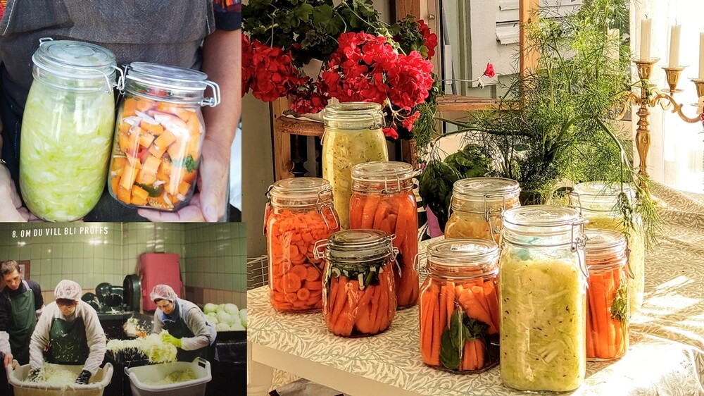 Flera glasburkar med inlagda grönsaker står på ett bord, omgivna av växter och blommor. Människor arbetar med grönsaker.