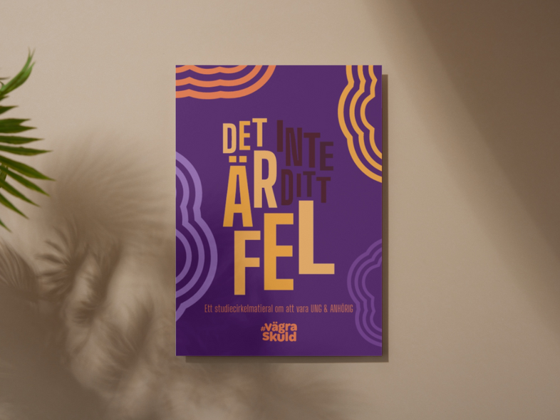 Affisch med texten 'Det är inte ditt fel' i gult och orange på lila bakgrund, hänger på en vägg med växtskugga.