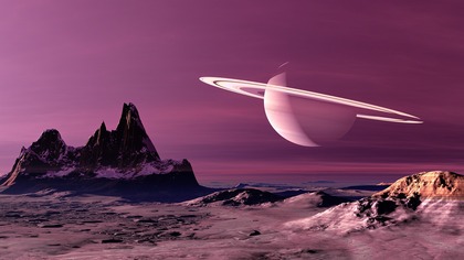 Ett utomjordiskt landskap med berg och en stor planet med ringar på en lila himmel.