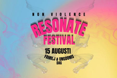 Affisch för Resonate Festival med text om icke-våld, datum 15 augusti och familj- och ungdomsdag på färgglad bakgrund.