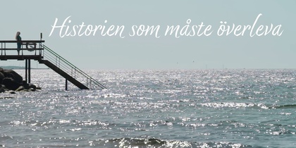En person står på en brygga vid havet under en solig dag. Texten 'Historien som måste överleva' syns i bilden.