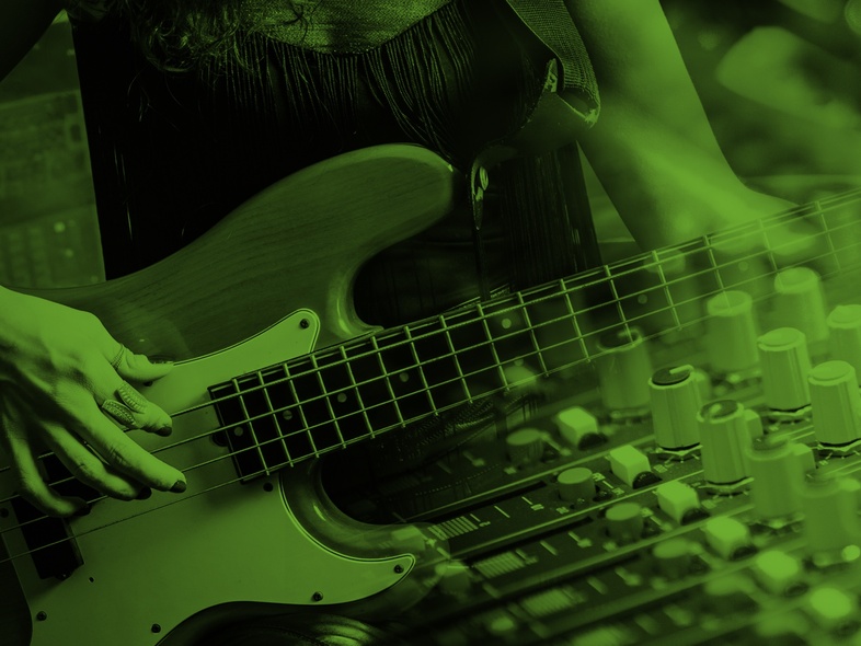En person spelar elbas, överlagrad med en bild av ett mixerbord, i grönt filter.