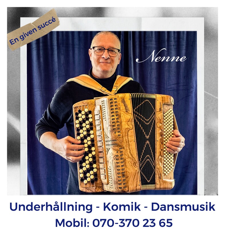 Person spelar dragspel framför en mörk bakgrund. Text om underhållning, komik och dansmusik samt ett telefonnummer syns.