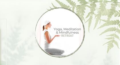 Kvinna sitter i meditationsställning vid fönster, text om yoga, meditation och mindfulness-retreat.