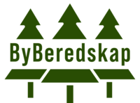 Logotyp med tre gröna granar ovanför texten 'ByBeredskap' och tre gröna bord under texten.