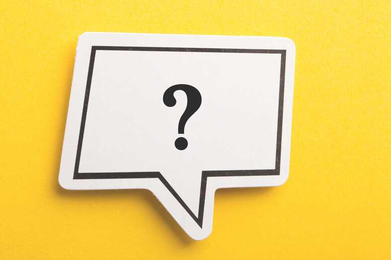 En stilistisk bild med en pratbubbla med ett frågetecken på mot en gul bakgrund.