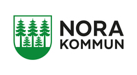 Logotyp för Nora kommun med tre gröna granar i en sköld och texten 'Nora Kommun'.