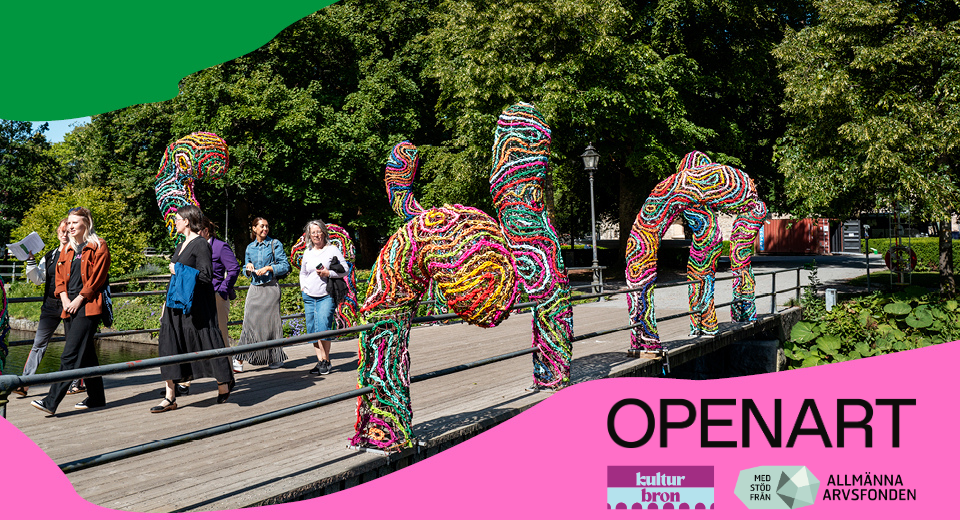 Färgglada skulpturer i form av djur på en bro, människor promenerar förbi under utomhusutställningen OpenArt.