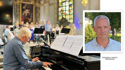 Man spelar piano i kyrka med kör i bakgrunden, porträtt av körledare i hörnet.