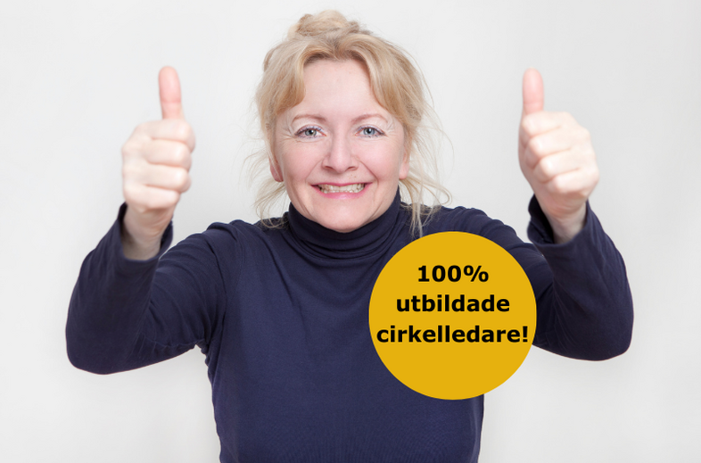Leende kvinna med blont hår visar tummen upp med båda händerna. Text: 100% utbildade cirkelledare!
