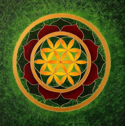 Mandala med blommönster i gult, orange och rött på grön bakgrund.