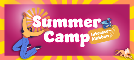 Illustration med texten 'Summer Camp Intresseklubben', en hoppande person och två tecknade drakar på färgglad bakgrund.