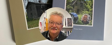 Två böcker om ödehus med en porträttbild av en äldre man med glasögon framför dem.