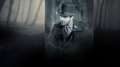 En person i gammaldags kläder och hög hatt står i en dimmig skog och håller en käpp.