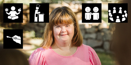 Kvinna med Downs syndrom i rosa tröja utomhus, omgiven av symboler för aktiviteter och socialt umgänge.