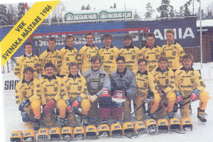Gruppfoto av ett bandylag i gula matchställ utomhus på snö, med hjälmar framför sig.