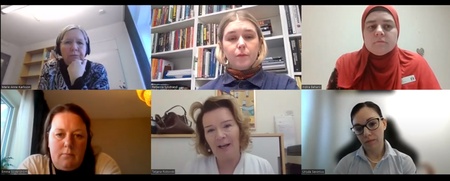 Sex personer deltar i ett digitalt panelsamtal om socialtjänsten, syns i varsin ruta på skärmen.