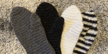 bild på fyra nålbundna vantar 