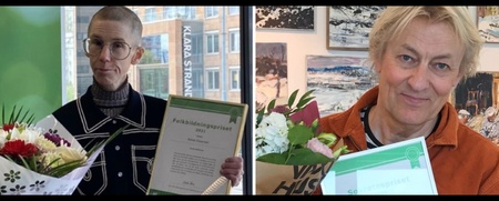 Två personer håller blommor och diplom, står inomhus framför olika bakgrunder.