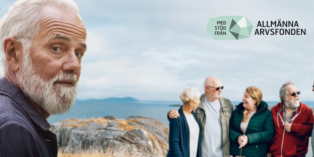 En grupp äldre personer står utomhus vid havet, med logotypen Allmänna Arvsfonden i hörnet.
