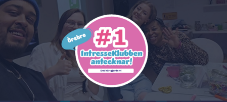 Tre personer sitter vid ett bord och pysslar, med en stor rosa cirkel i mitten med texten '#1 IntresseKlubben antecknar!'.