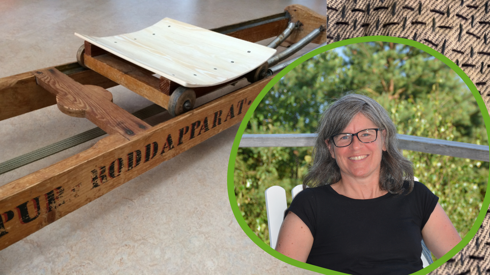 En träroddapparat med text, och en person med suddat ansikte sitter utomhus i en stol.