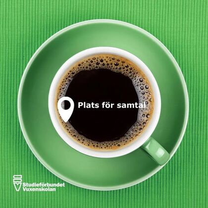 En kopp svart kaffe på ett grönt fat, med texten 'Plats för samtal' ovanpå kaffet.