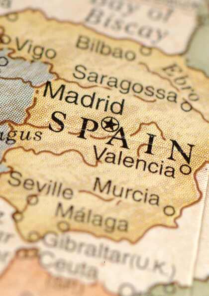 Närbild av en karta över Spanien med städer som Madrid, Valencia, Sevilla och Málaga markerade.
